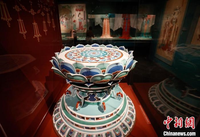 展覽現(xiàn)場(chǎng)仿自第9窟壁畫(huà)上的須彌座 杜洋 攝