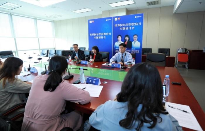 與會(huì)專家接受媒體專訪(供圖)