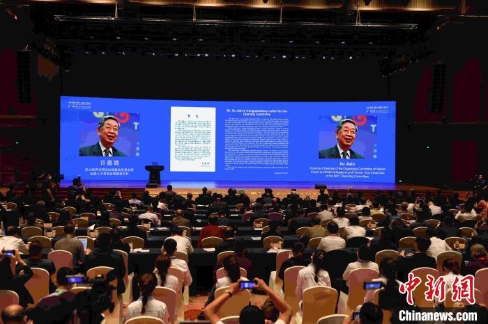 第九屆、第十屆全國人大常委會(huì)副委員長許嘉璐向大會(huì)發(fā)來賀信?！∈⒓样i 攝