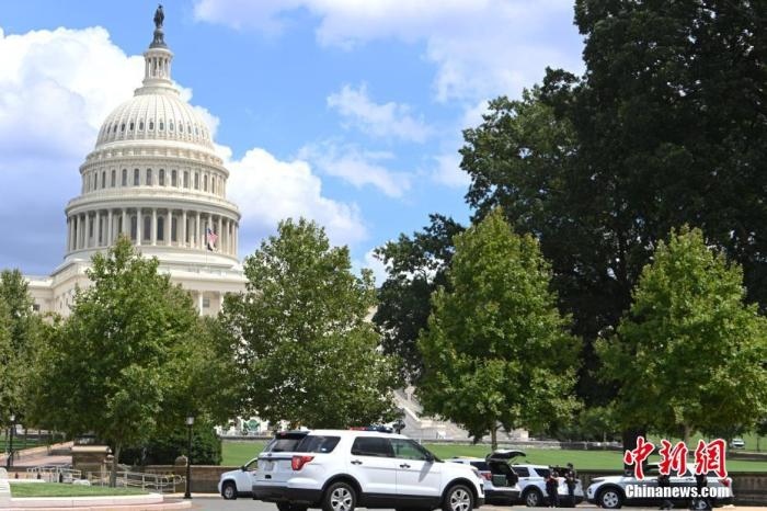 當?shù)貢r間8月19日，一名男子駕駛黑色皮卡至國會圖書館前，并聲稱車上有炸彈。該事件導(dǎo)致美國國會大廈周邊街道封鎖，警方還疏散了周邊國會辦公樓和聯(lián)邦最高法院里的工作人員。圖為警方在美國會大廈西側(cè)廣場警戒。 <a target='_blank' href='http://www.chinanews.com/'>中新社</a>記者 陳孟統(tǒng) 攝
