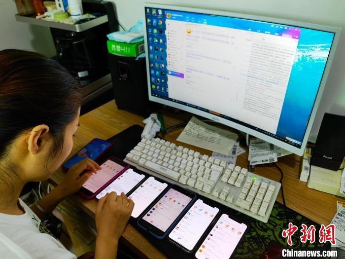 圖為網(wǎng)絡客服為網(wǎng)上“專車座套”客戶答疑釋惑?！巫雍?攝