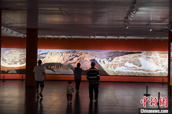 162米巨幅油畫長(zhǎng)卷《黃河》吸引市民駐足觀看?！钊A峰 攝