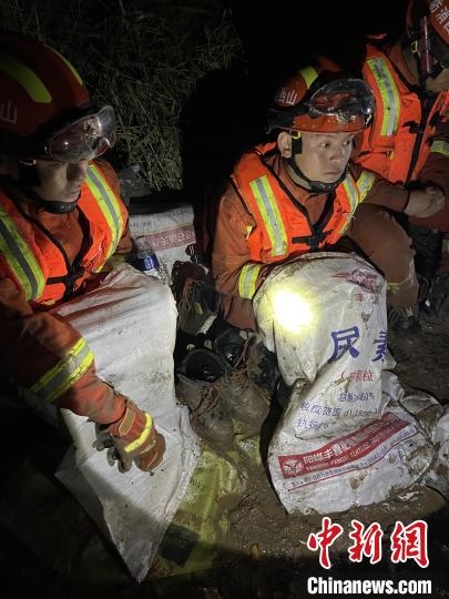 短暫修整期間，消防員脫掉鞋襪，用編織袋套住腿腳保暖?！￠Z旭輝 攝