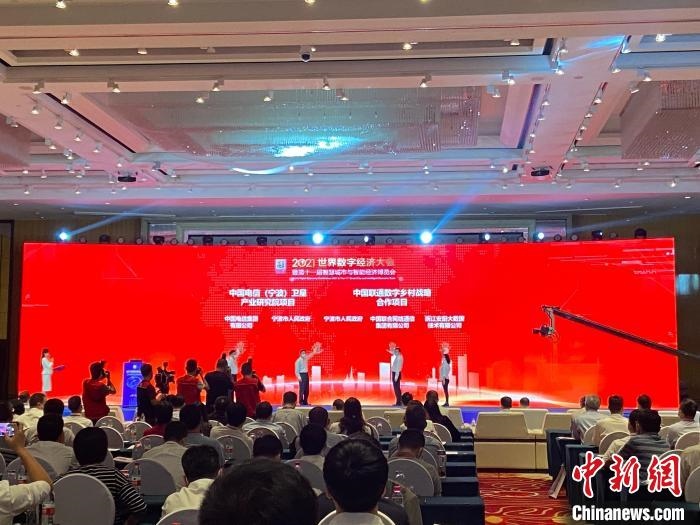 簽約現(xiàn)場?！×植?攝