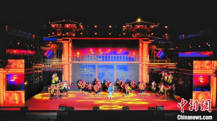 2021昭君文化旅游活動專場晚會現(xiàn)場。　周星亮 攝