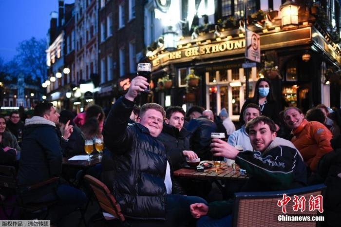 當(dāng)?shù)貢r間2021年4月12日，英國進(jìn)入放松疫情封鎖措施的第二階段。商鋪、理發(fā)店、健身房等被允許重新開張，酒吧和餐館也可以在室外營業(yè)。據(jù)悉，酒吧解封的第一晚，倫敦大批民眾在市中心喝酒跳舞，場面宛如狂歡節(jié)。
