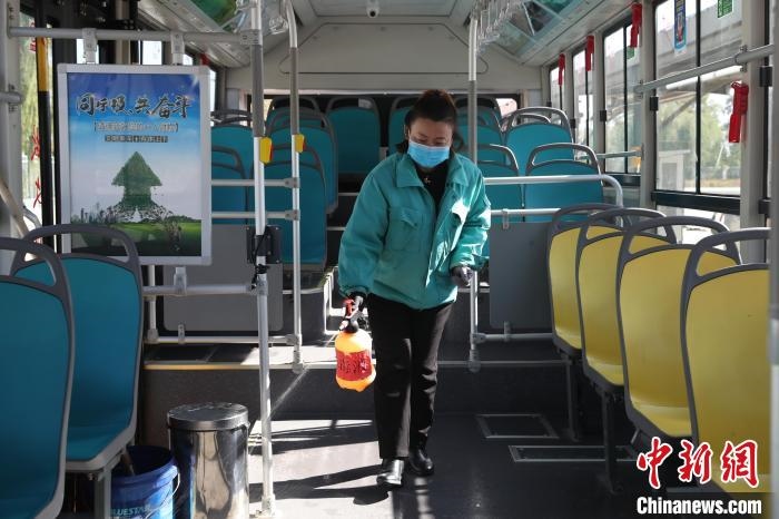 工作人員正在對公交車進行消殺。　于晶 攝