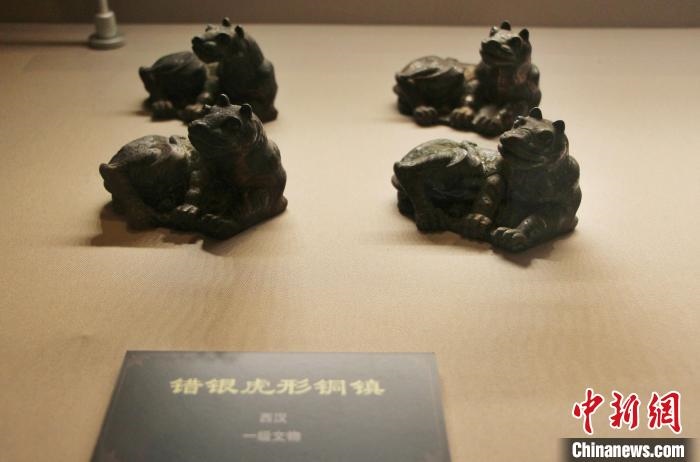 一級(jí)文物錯(cuò)銀虎形銅鎮(zhèn)?！≮w曉 攝