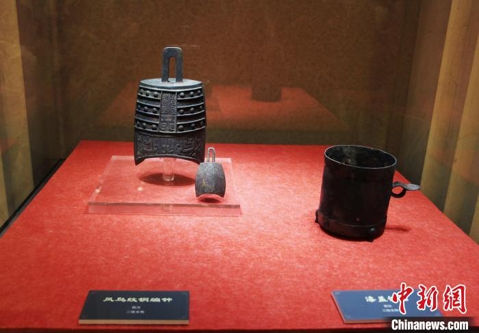 二級(jí)文物西漢鳳鳥紋銅編鐘、漆蓋銅卮?！≮w曉 攝