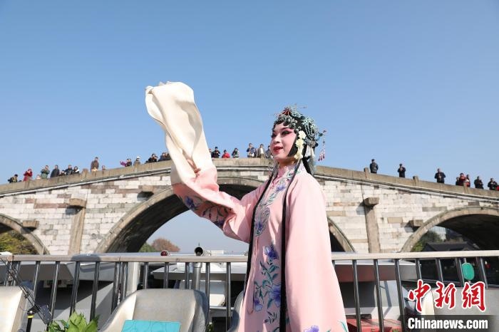 2019京杭對話的大運(yùn)河京杭雅集活動中，浙江昆劇團(tuán)國家一級演員楊崑在中國大運(yùn)河(杭州段)上進(jìn)行表演?！⌒燔?攝 攝