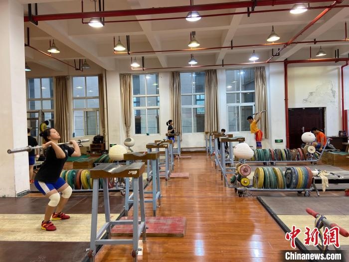 石智勇的師弟師妹們訓練場景。　林波 攝