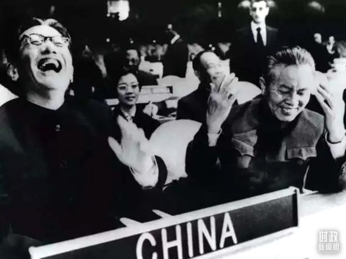 △1971年11月15日，以外交部副部長喬冠華(左一)為團(tuán)長、黃華(右一)為副團(tuán)長的中國代表團(tuán)，首次出現(xiàn)在聯(lián)合國大會上。(資料圖)