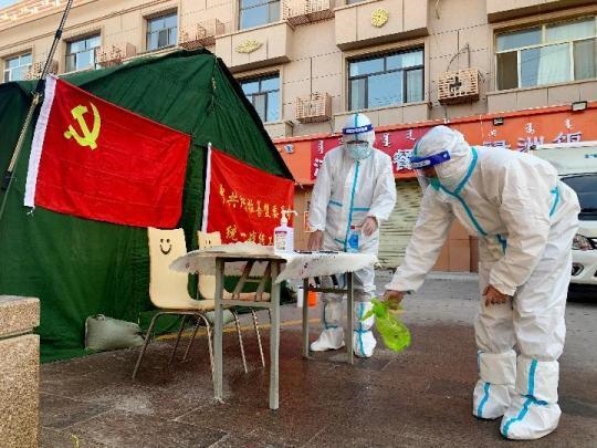 新華全媒+|黨旗高高飄揚(yáng)在額濟(jì)納——萬(wàn)余名黨員挺起額濟(jì)納旗抗疫鋼鐵脊梁