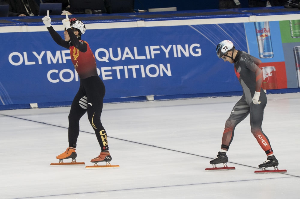 11月20日，任子威(左)在比賽后慶祝。新華社發(fā)(弗爾季·奧蒂洛 攝)