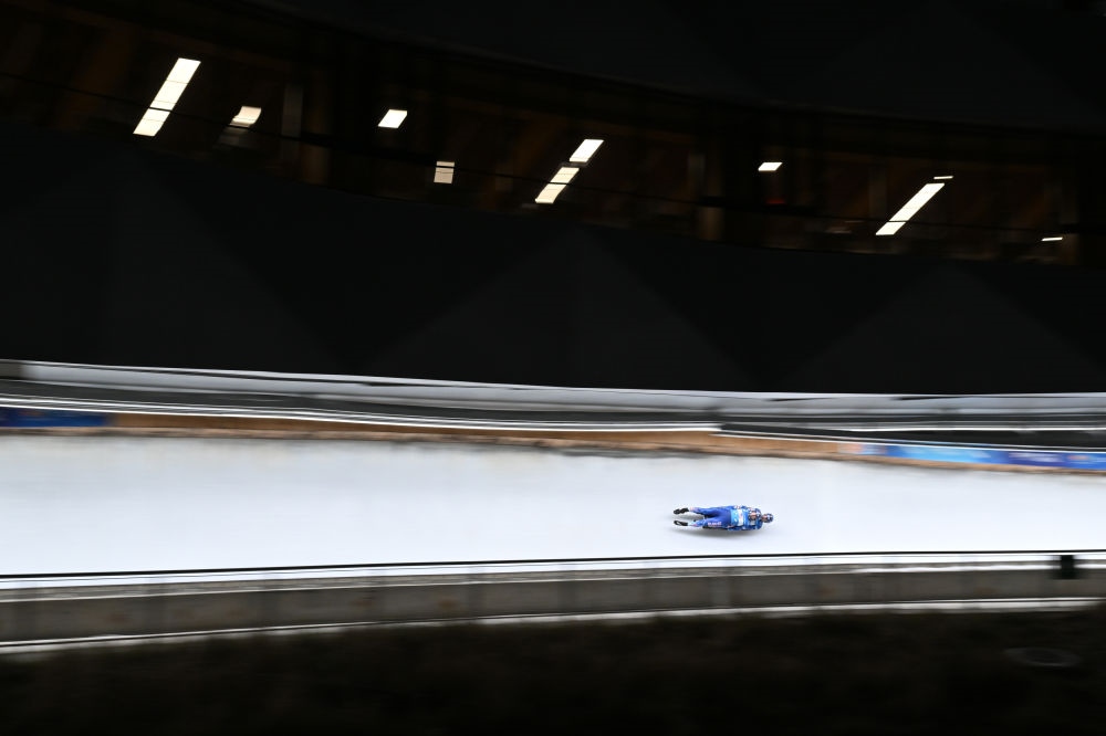 11月21日，美國選手馬茲德澤/泰爾迪曼在團(tuán)體接力比賽中。新華社記者陳益宸攝