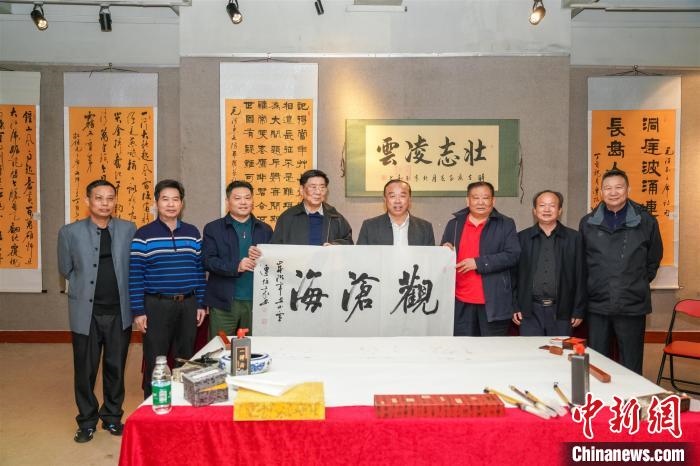 圖為百名將軍書畫展活動現(xiàn)場?！∷涡憬?攝 攝