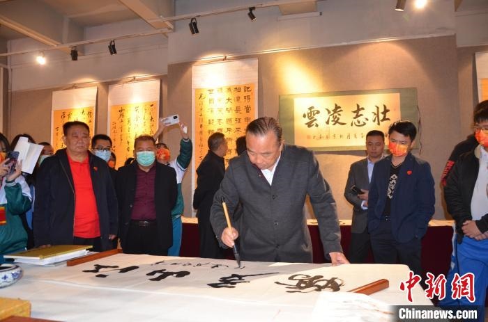 圖為“鐵軍老戰(zhàn)士”、著名書法家、解放軍報原副總編輯連俊義少將現(xiàn)場揮毫?！☆佇玛?攝 攝