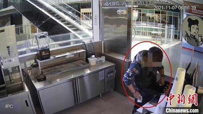 嫌疑人實(shí)施犯罪行為的監(jiān)控視頻?!↑S浦公安供圖