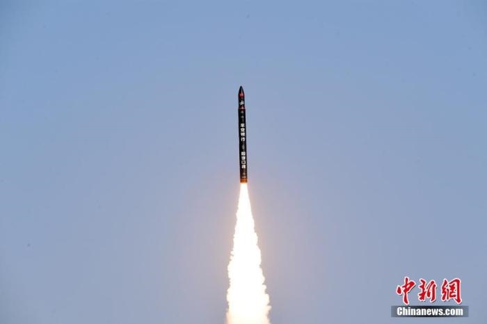 北京時(shí)間2021年12月7日12時(shí)12分，谷神星一號(hào)遙二運(yùn)載火箭在中國(guó)酒泉衛(wèi)星發(fā)射中心成功發(fā)射升空，將搭載的天津大學(xué)一號(hào)、麗澤一號(hào)、寶醞號(hào)、金紫荊五號(hào)、金紫荊一號(hào)03星等5顆小衛(wèi)星順利送入預(yù)定軌道，發(fā)射任務(wù)獲得圓滿成功。汪江波 攝