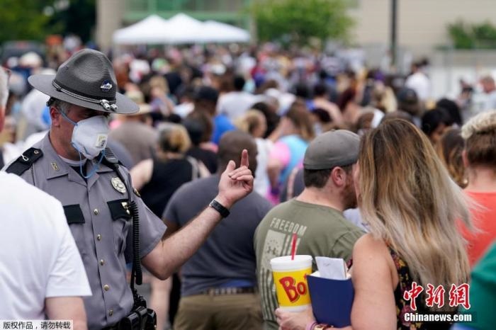 當(dāng)?shù)貢r間6月17日，美國肯塔基州國會大樓外，上千名在疫情期間失業(yè)的美國民眾在此排隊等候進(jìn)入大樓。據(jù)悉肯塔基州在疫情期間開設(shè)了臨時失業(yè)辦公室。