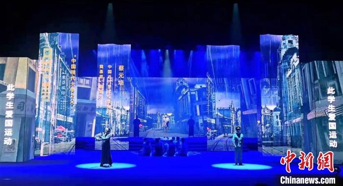 圖為“百年風華”大型音樂史詩劇現(xiàn)場?！⒑ｌ` 攝