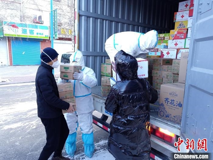 圖為滿洲里物資保障巡回補給車隊配貨現(xiàn)場。　秦甜偉 攝