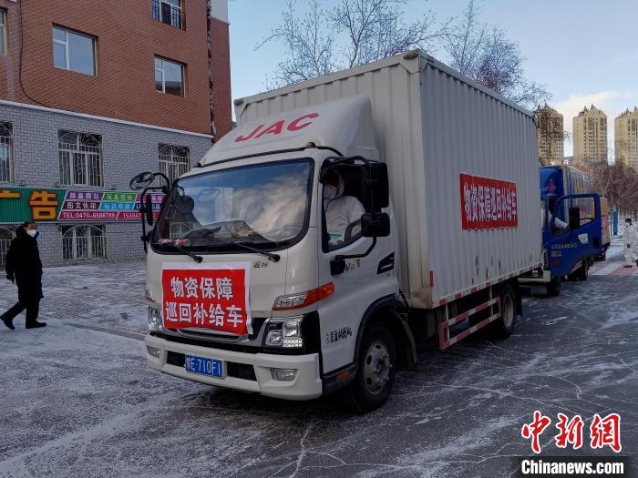 圖為滿洲里物資保障巡回補給車隊配貨現(xiàn)場?！∏靥饌?攝