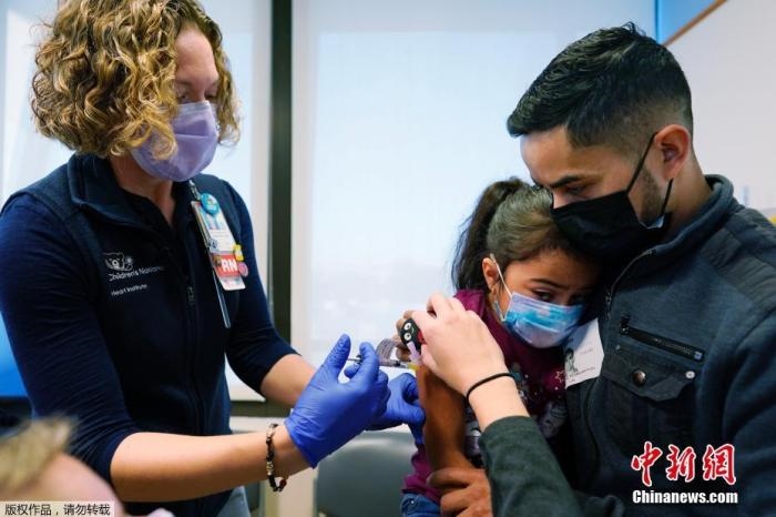資料圖：當(dāng)?shù)貢r間11月3日，美國華盛頓，國立兒童醫(yī)院為孩子接種疫苗。美國新冠疫苗接種進(jìn)入了一個新階段，數(shù)百萬名小學(xué)生現(xiàn)在可以接種疫苗。