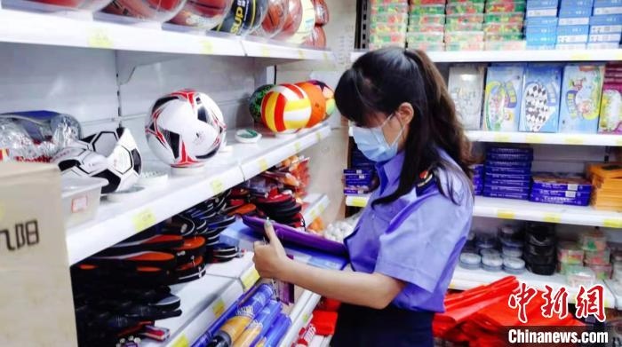 圖為秦皇島市海港區(qū)市場(chǎng)監(jiān)督管理局工作人員正在檢查涉冬奧標(biāo)志商品?！∏鼗蕧u市海港區(qū)市場(chǎng)監(jiān)督管理局供圖