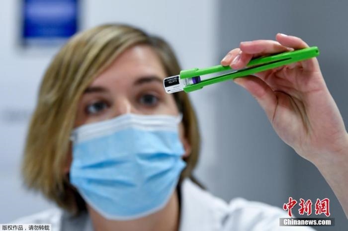 資料圖：比利時(shí)醫(yī)護(hù)人員正在準(zhǔn)備新冠疫苗接種工作。