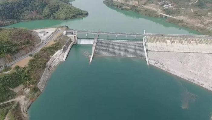 　　圖1 2021年12月7日，督察組使用無人機拍攝，保護區(qū)實驗區(qū)內(nèi)的八吝大壩已建成，且未設(shè)置過魚設(shè)施