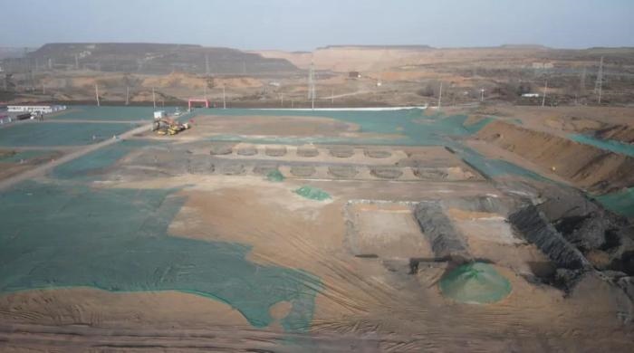 2021年12月11日，督察組使用無人機拍攝，神木市蘭炭產(chǎn)業(yè)特色園區(qū)檸條塔片區(qū)廢水集中處理設(shè)施僅完成部分基礎(chǔ)建設(shè)