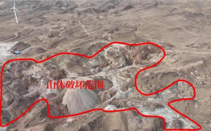  2021年12月12日，督察組使用無人機(jī)拍攝，中寧縣馬道梁北部歷史遺留礦山破壞山體面積達(dá)240余畝，現(xiàn)場滿目瘡痍、千瘡百孔