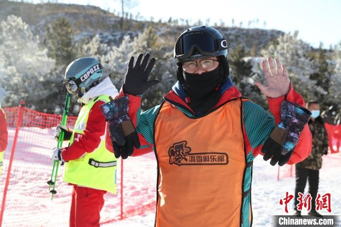 圖為滑雪場現(xiàn)場?！≡S婷 攝