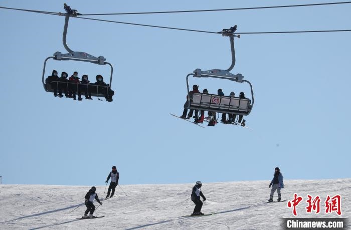 圖為滑雪場現(xiàn)場?！≡S婷 攝