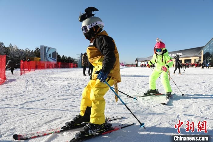 圖為滑雪場現(xiàn)場?！≡S婷 攝