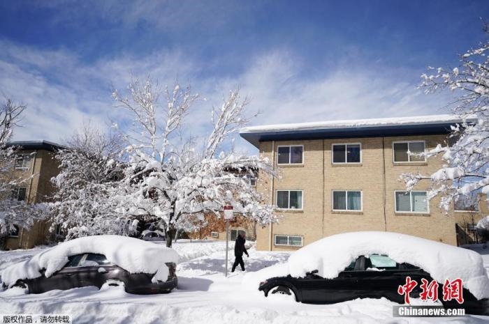 資料圖：當(dāng)?shù)貢r(shí)間2021年3月15日，美國(guó)科羅拉多州丹佛，當(dāng)?shù)赜瓉?lái)強(qiáng)暴風(fēng)雪天氣，城市被積雪覆蓋。