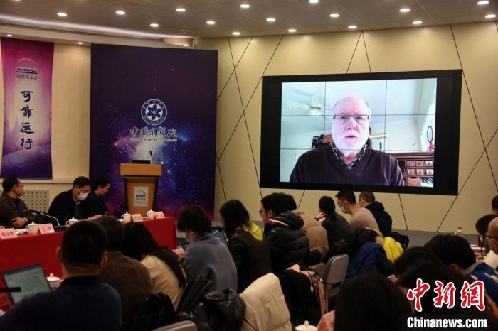 美國伊利諾伊大學(xué)教授理查德？克魯切爾通過視頻點評FAST測量星際磁場最新研究成果?！?lt;a target='_blank' href='/'>中新社</a>記者 孫自法 攝