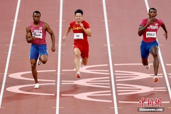 資料圖：北京時(shí)間8月1日晚，在東京奧運(yùn)會(huì)男子百米決賽中，中國(guó)選手蘇炳添以9.98秒的成績(jī)獲得第六名，作為首位闖進(jìn)奧運(yùn)男子百米決賽的中國(guó)人，他再次創(chuàng)造了歷史。圖為蘇炳添在比賽中。<a target='_blank' href='/'>中新社</a>記者 富田 攝