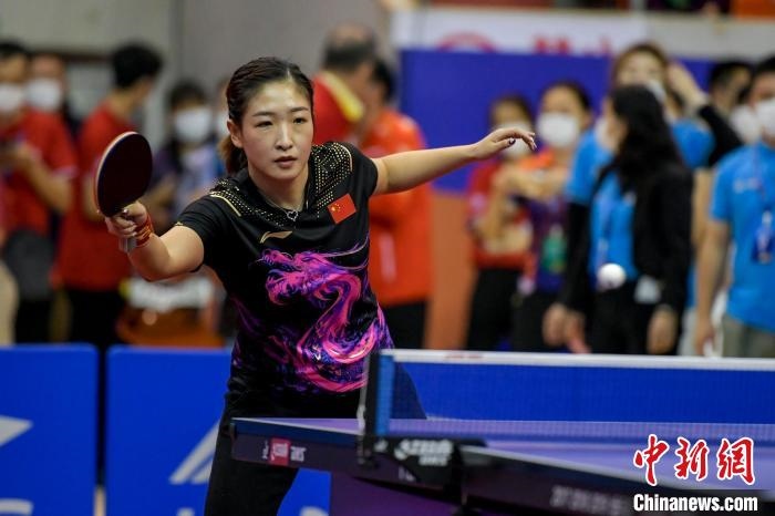 劉詩雯在2021年全國乒乓球“業(yè)余球王”總決賽中與選手互動交流球技?！●樤骑w 攝