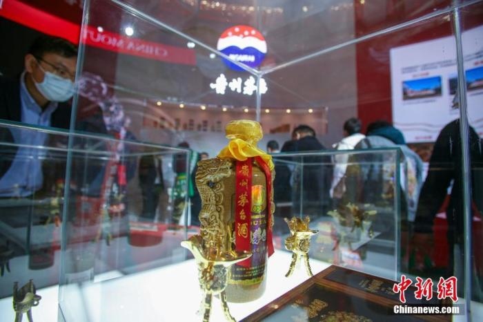 10月19日，天津，參觀者在中國(guó)茅臺(tái)展位參觀展示的白酒。當(dāng)天，第105屆全國(guó)糖酒商品交易會(huì)在國(guó)家會(huì)展中心(天津)啟幕。本屆糖酒會(huì)展覽總面積20萬(wàn)平方米，吸引了來(lái)自40多個(gè)國(guó)家和地區(qū)的3504家參展商參展，共設(shè)置了傳統(tǒng)酒類、葡萄酒及國(guó)際烈酒、食品及飲料、調(diào)味品及配料、食品機(jī)械及包裝等展區(qū)。 <a target='_blank' href='/'>中新社</a>記者 佟郁 攝