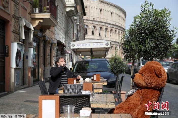 資料圖：意大利羅馬斗獸場附近的酒吧，顧客在露臺(tái)上喝酒。