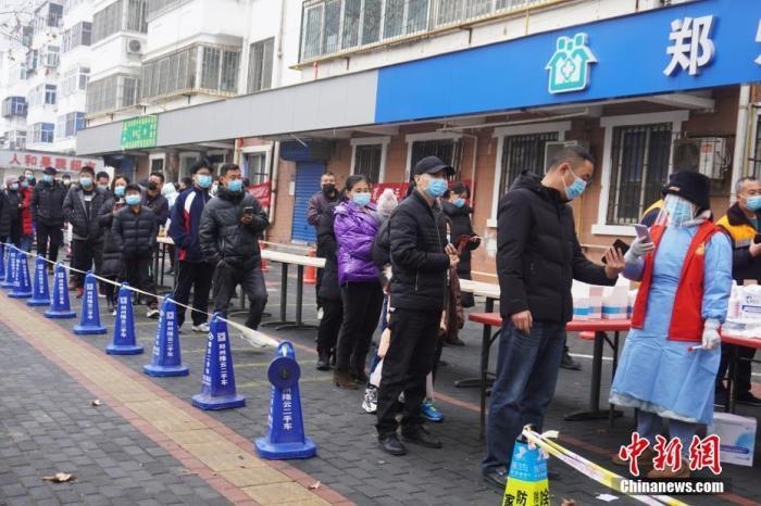 資料圖：1月7日，河南鄭州，市民有序排隊(duì)進(jìn)行核酸檢測(cè)。<a target='_blank' href='/'>中新社</a>記者 劉鵬 攝