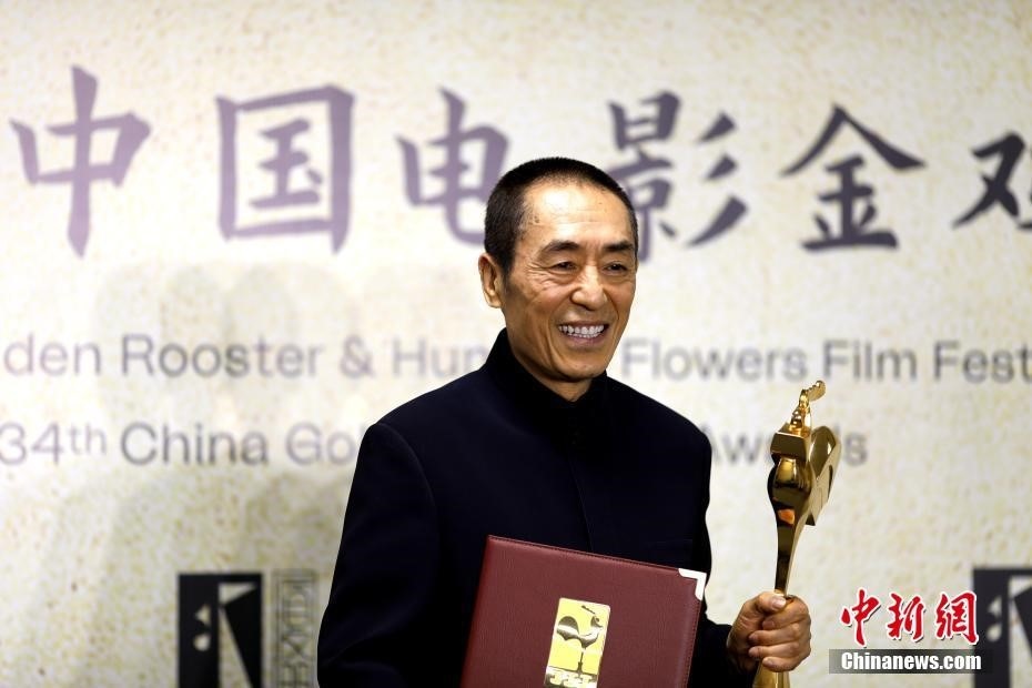 (資料圖：張藝謀以執(zhí)導(dǎo)《懸崖之上》榮膺最佳導(dǎo)演獎。 <a target='_blank' href='/'>中新社</a>記者 呂明 攝)