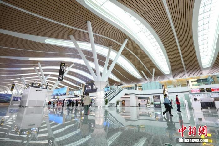 資料圖：貴陽龍洞堡國際機場T3航站樓出發(fā)大廳。 瞿宏倫 攝