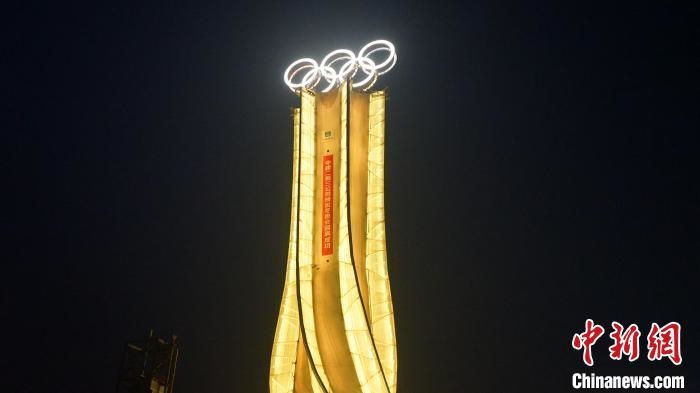 1月25日，由中建二局三公司承建的“海陀塔”順利竣工，奧運五環(huán)閃耀延慶冬奧賽區(qū)。　中建二局三公司供圖
