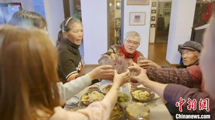 圖為賀歲紀(jì)錄片《“洋女婿”的中國年》劇照?！『h(yuǎn)航 攝