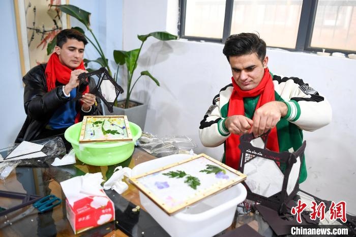 巴基斯坦留學(xué)生制作燈籠?！钊A峰 攝