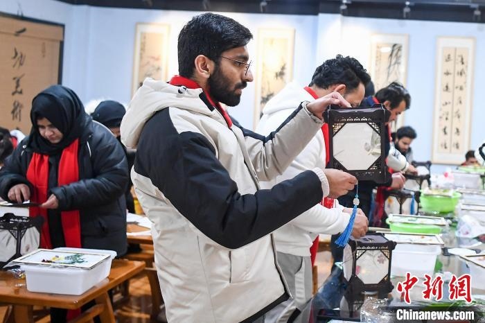 巴基斯坦留學(xué)生制作燈籠?！钊A峰 攝