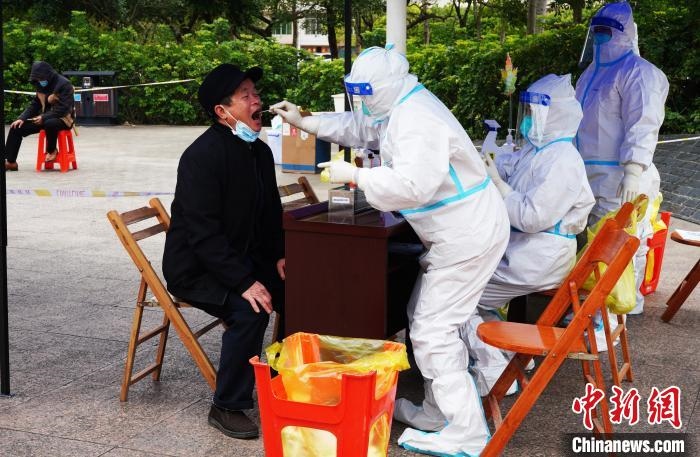 圖為德?？h組織民眾接受核酸檢測(cè)?！〉卤？h融媒體中心供圖